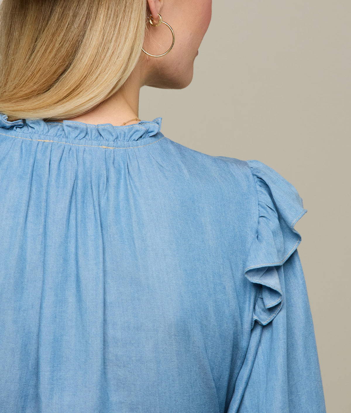 
    Skylar Long Sleeve Top :: Chambray